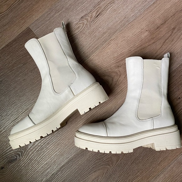 Wellington Lug Sole Chelsea Boot (Modern Ivory Leather) - Picture 2 of 5